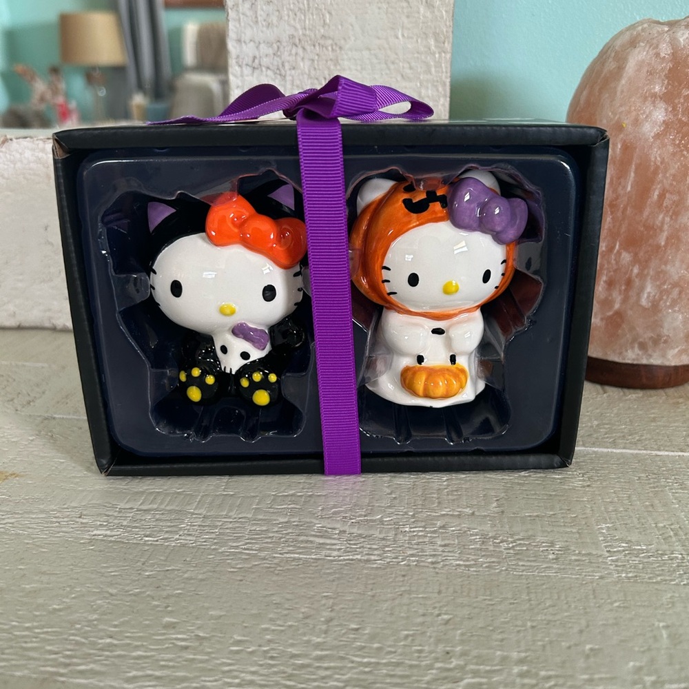 Hello Kitty Halloween Salt n Pepper Shakers